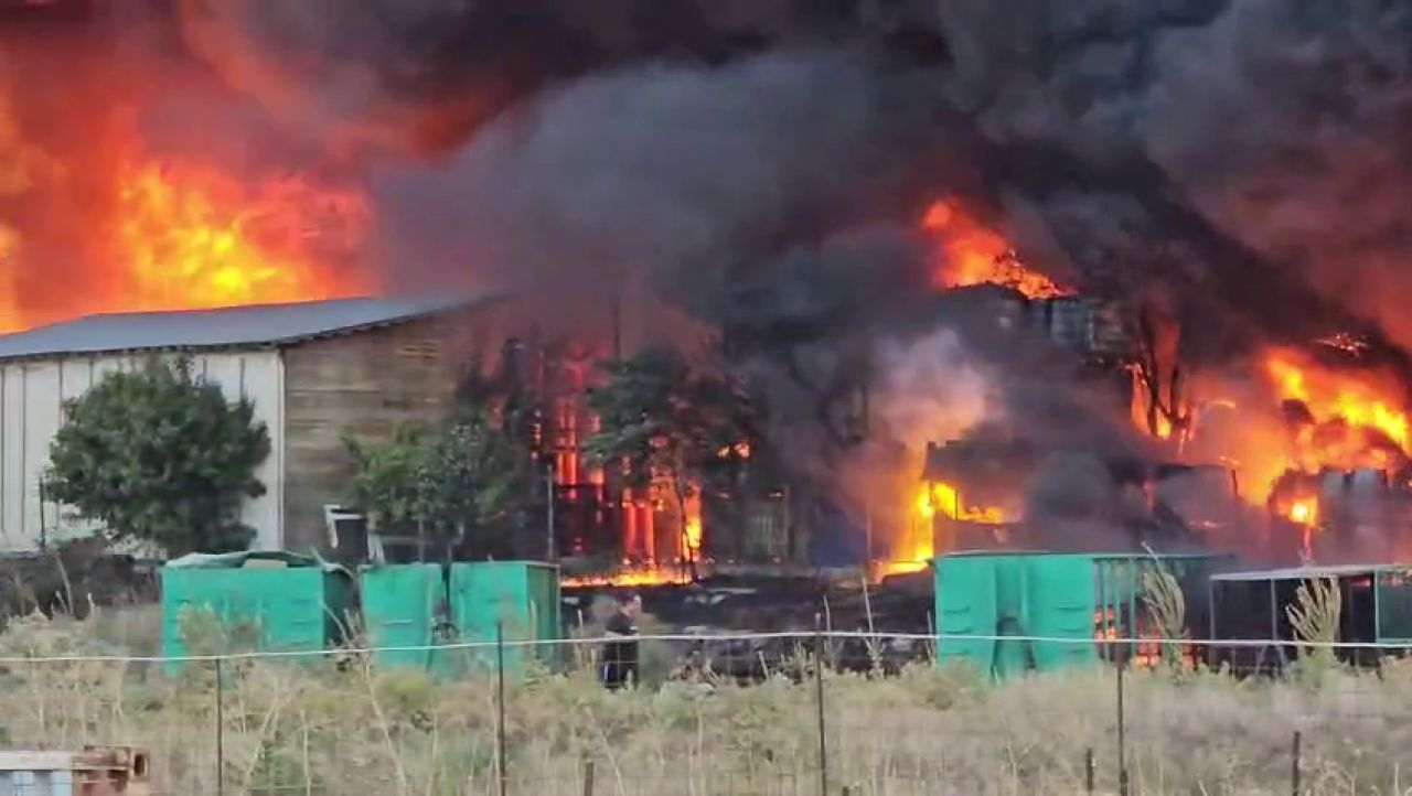 ALERTĂ! EXPLOZIE urmată de INCENDIU la o cunoscută companie! O persoană rănită grav!