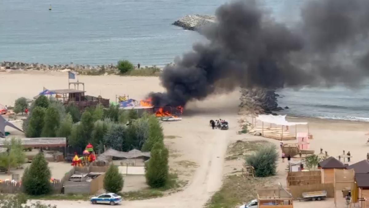 ALERTĂ. INCENDIU URIAȘ PE PLAJĂ, LA CONSTANȚA! Flăcările au distrus totul! Nor uriaș de FUM pe litoral!