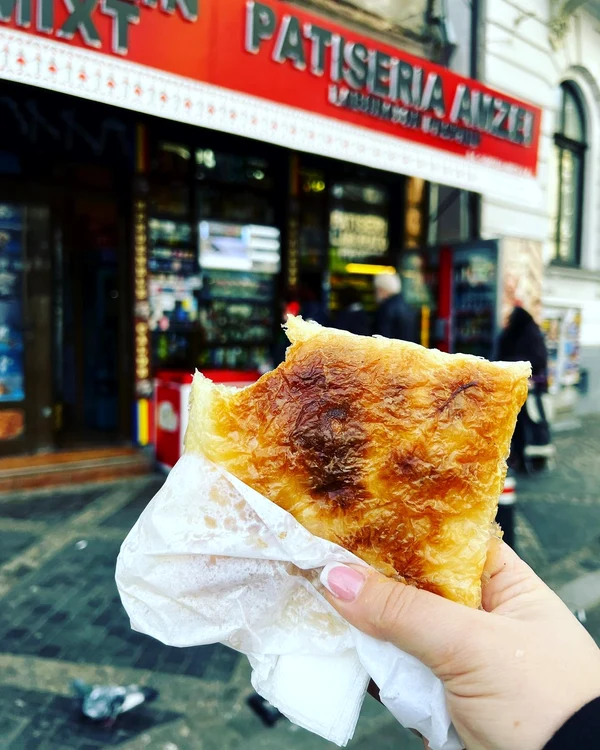 A venit vremea imnului național al merdenelei! Divertis declară război croissantului, în ritm de horă