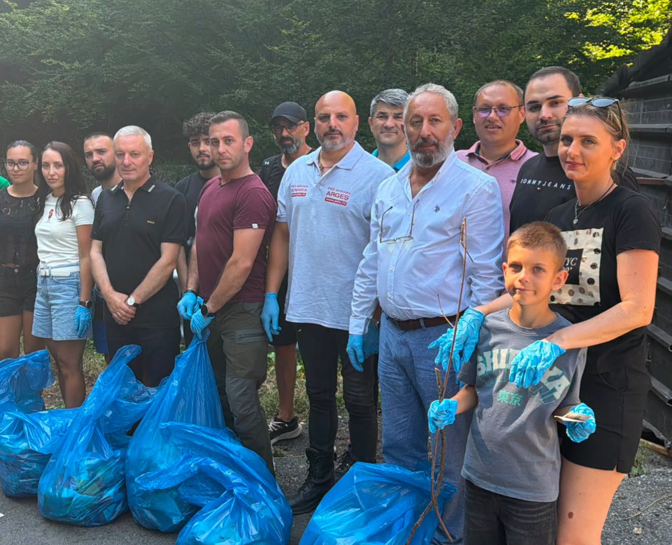 Marius Nicolaescu, printre voluntarii care au curățat zona Vidraru: „Un loc mai curat și un exemplu pentru cei care vin după noi”. Amplă acțiune de ecologizare!
