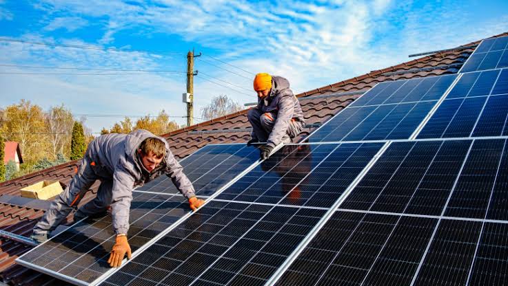 Panourile fotovoltaice, cu baterie obligatorie? Guvernul pregătește NOI REGULI pentru prosumatori!