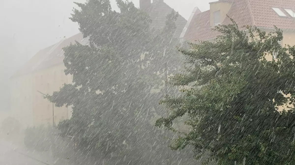 ALERTĂ METEO TOTALĂ! Furtuni violente, grindină și ploi torențiale lovesc 34 de județe și București. ANM anunță și caniculă extremă de până la 41 de grade