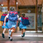Prima zi de școală, primul test pentru bugetul familiei: cât îi costă pe părinți începutul noului an școlar!