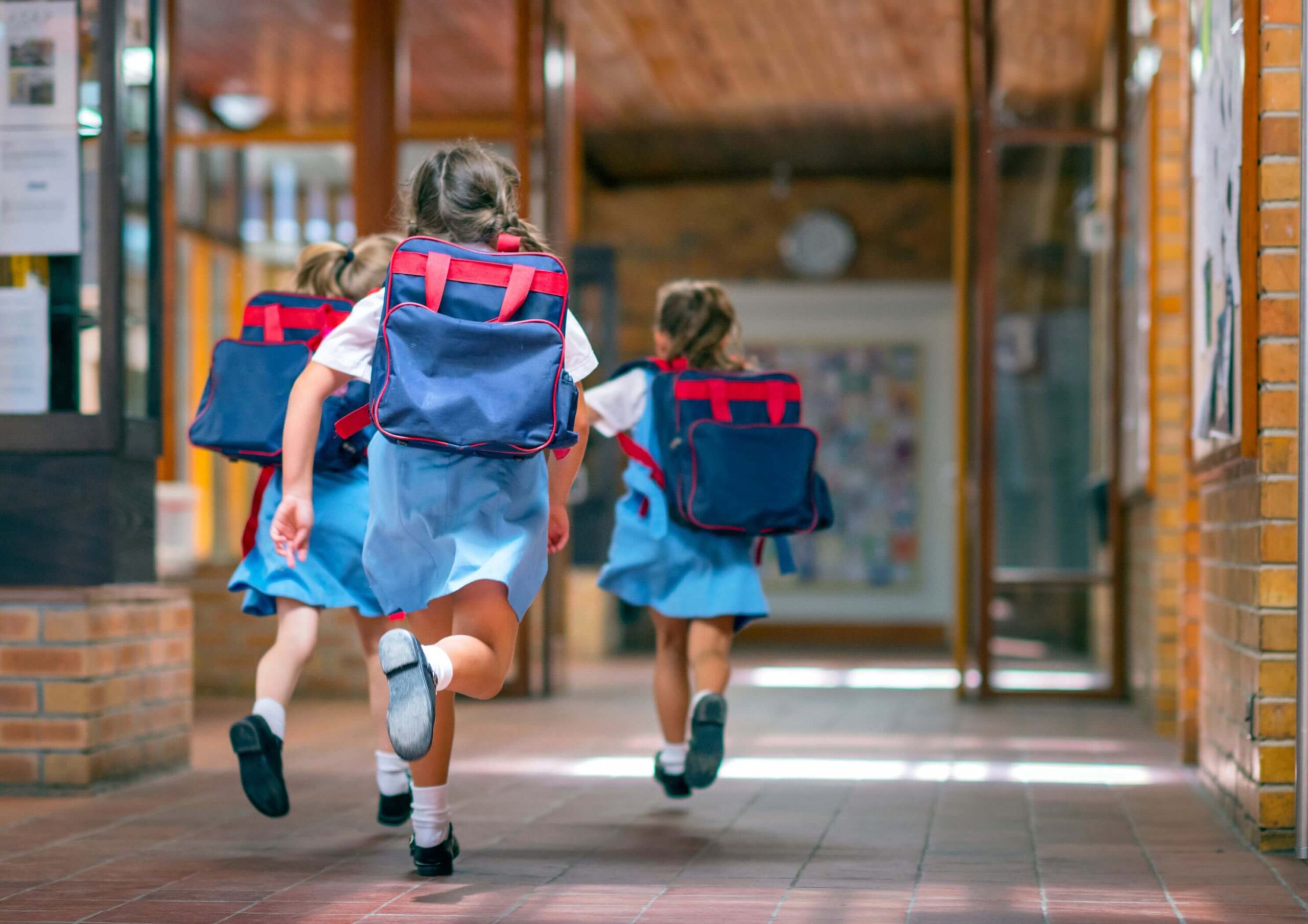 Prima zi de școală, primul test pentru bugetul familiei: cât îi costă pe părinți începutul noului an școlar!
