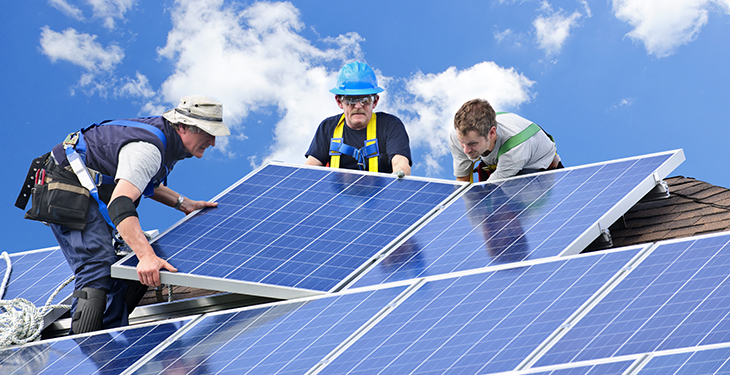 Războiul energiei din România! Proprietarii de panouri fotovoltaice refuză să își golească bateriile pentru rețea „Energia noastră nu poate fi vândută pe nimic”
