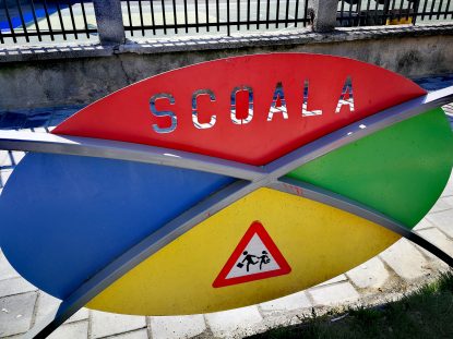 ALERTĂ! Scene de GROAZĂ în curtea școlii! ATAC violent, adolescent operat de urgență!