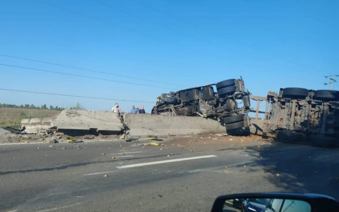 ACCIDENT ÎNFIORĂTOR! TIR răsturnat pe DN1, după EXPLOZIA unei anvelope! Trafic BLOCAT!