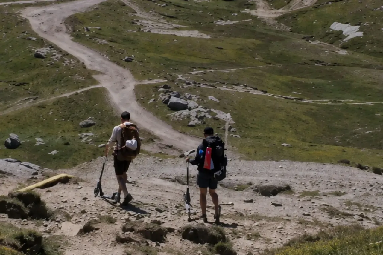 „Trotinetă electrică pe munte! Imagini uluitoare din Bucegi: gestul unor turiști i-a lăsat fără cuvinte pe salvamontiști”