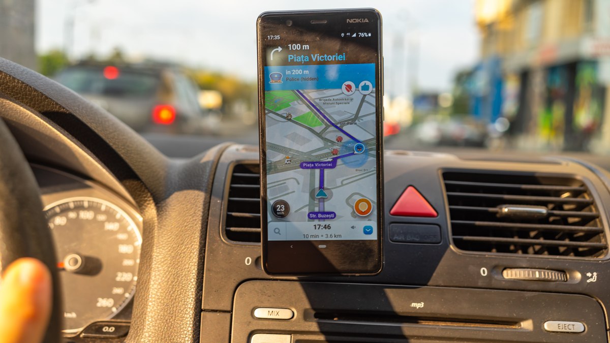 ȘOFERII români au găsit „arma secretă” pentru a semnaliza POLIȚIA pe Waze. REACȚIA TĂIOASĂ a MAI!