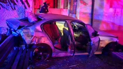 Accident violent! O mașină a intrat în scara unui bloc după un impact puternic. Trei persoane au ajuns la spital!