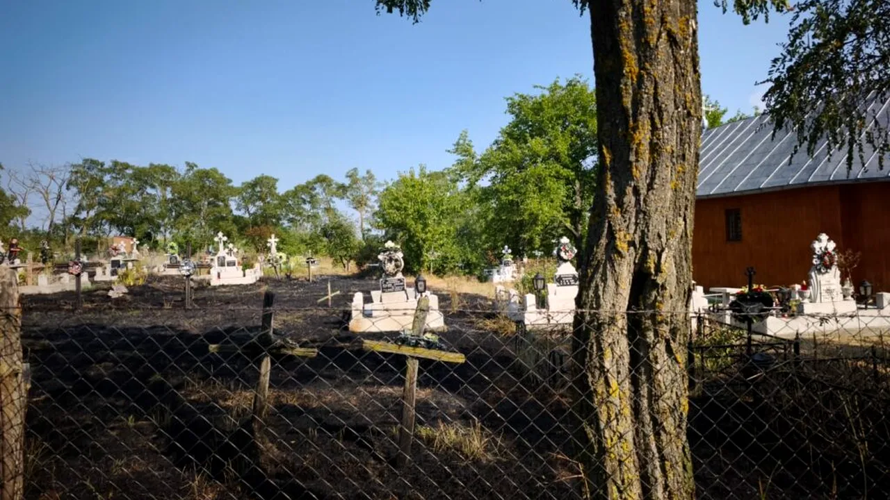 ALERTĂ! A luat foc cimitirul! Intervenție de urgență!