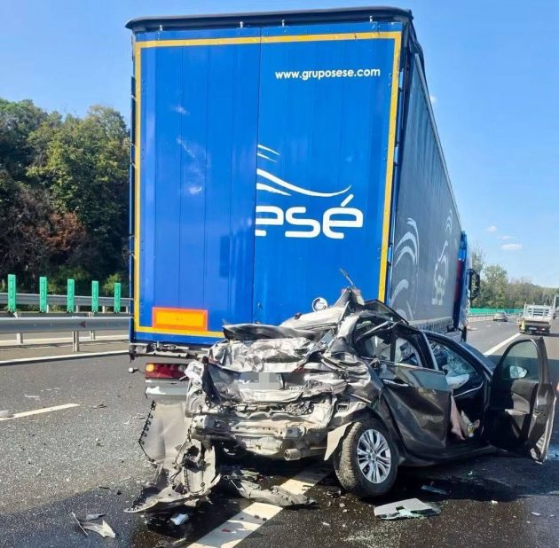 BREAKING! Accident MORTAL pe A 0. Mașină PRINSĂ între două TIR-uri