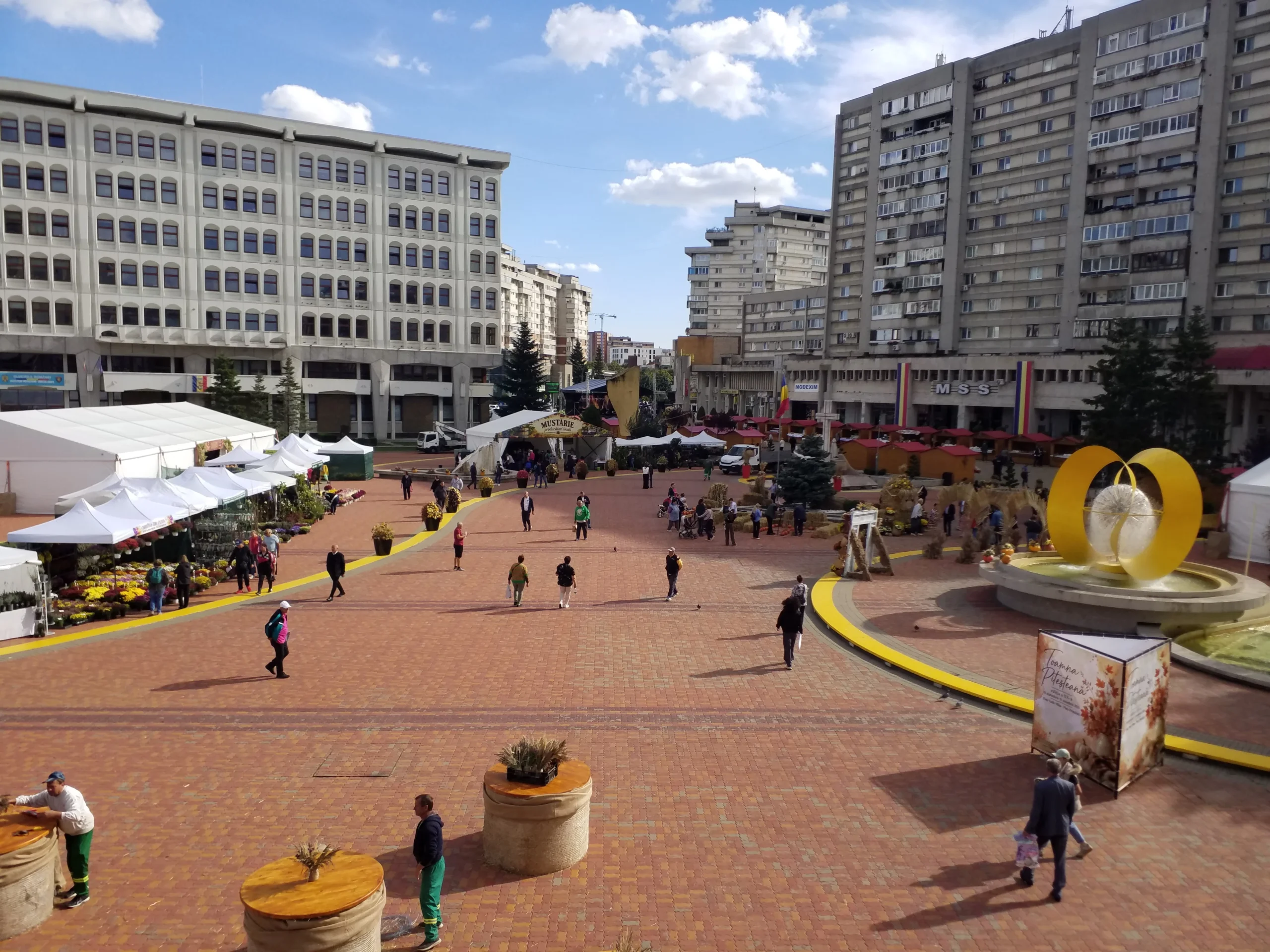ACUM! A început „Toamna piteșteană!” Centrul Piteștiului s-a umplut de BUNĂTĂȚI, TRADIȚII și CULOARE! Peste 80 de PRODUCĂTORI îi așteaptă pe piteșteni!