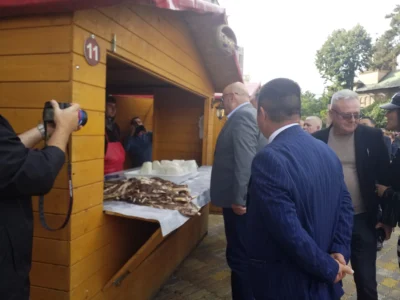 ACUM! A început „Toamna piteșteană!” Centrul Piteștiului s-a umplut de BUNĂTĂȚI, TRADIȚII și CULOARE! Peste 80 de PRODUCĂTORI îi așteaptă pe piteșteni! 18 20260924 160731