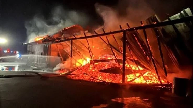 ALERTĂ! Două SERVICE-uri și o STAȚIE TIP în FLĂCĂRI! INCENDIU DEVASTATOR!