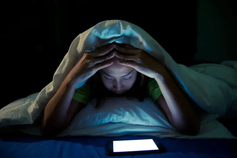 ULTIMĂ ORĂ! Meta SCHIMBĂ REGULILE pentru adolescenți: două ore pe zi pe platformele companiei și aplicații BLOCATE noaptea!