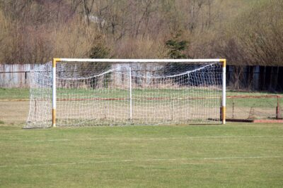 MOMENTE CUMPLITE la fotbal! O poartă de fier a CĂZUT peste un copil! ALERTĂ!