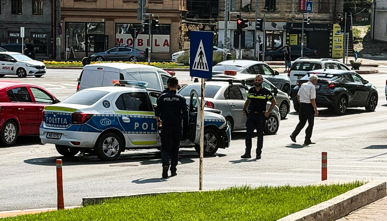 ACCIDENT în centrul PITEȘTIULUI! Un șofer de 80 ani a intrat direct în MAȘINA DE POLIȚIE!
