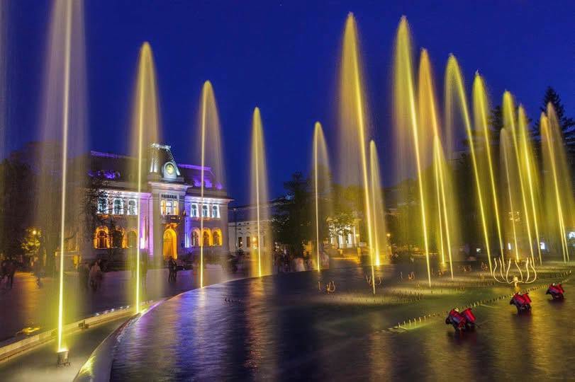 PITEȘTI. Se SCHIMBĂ programul fântânii muzicale din Piața Primăriei! Când puteți vedea SPECTACOLUL de apă, lumină și muzică!