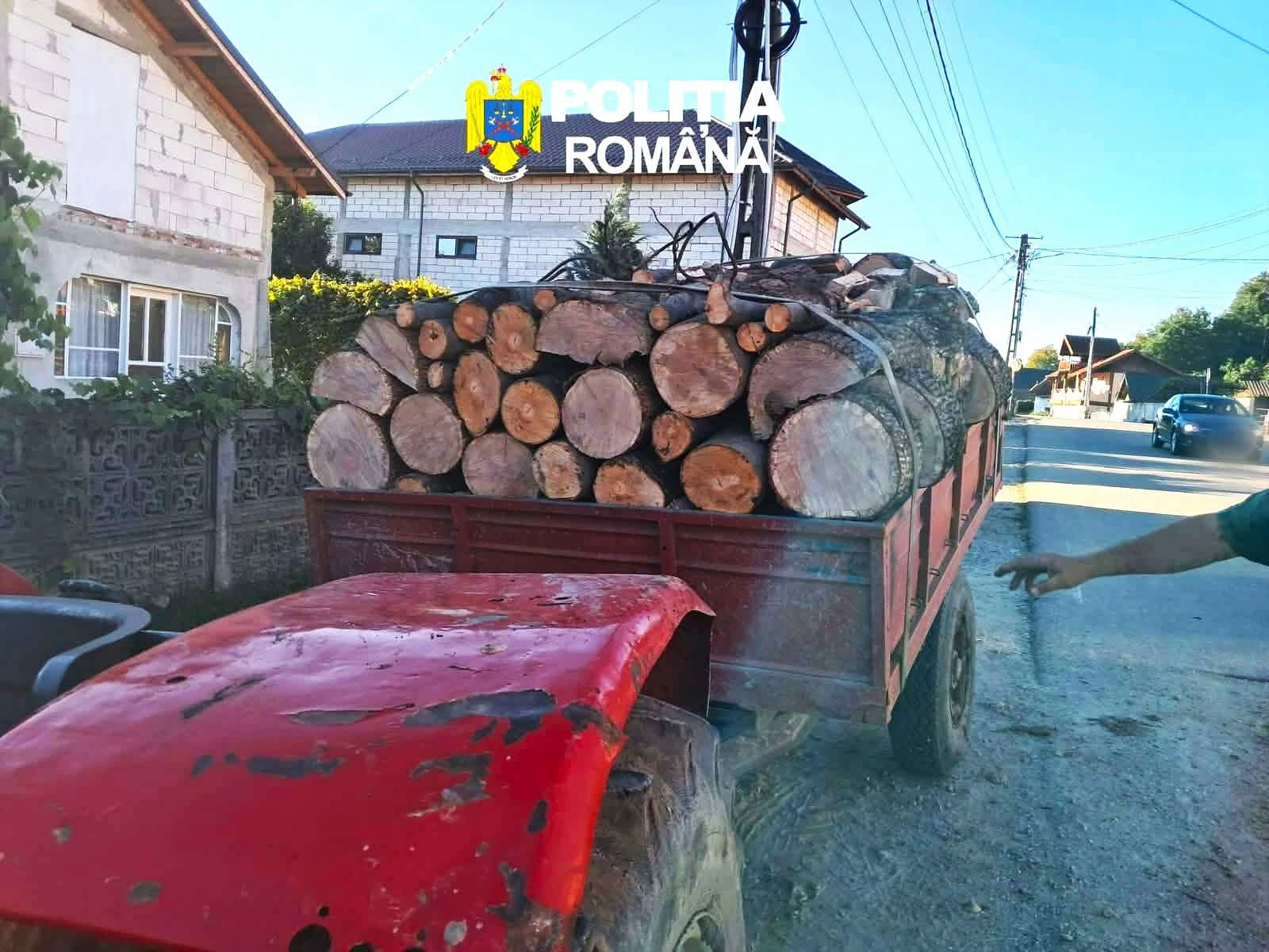 PĂDURAR prins cu MARFĂ în plus. Lemn NEDECLARAT și utilaj NEÎNMATRICULAT
