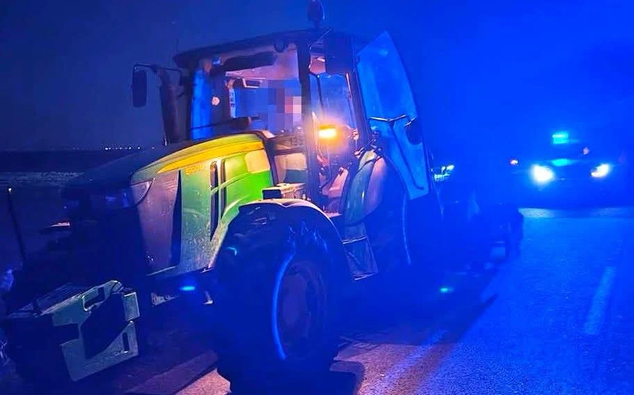 A FURAT un tractor din GOSPODĂRIE și GONEA fără permis – REȚINUT de polițiști