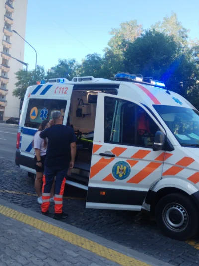 Pitești. ACUM! A căzut cu căruciorul cu copil în canal! Ambulanța a intervenit de urgenta!