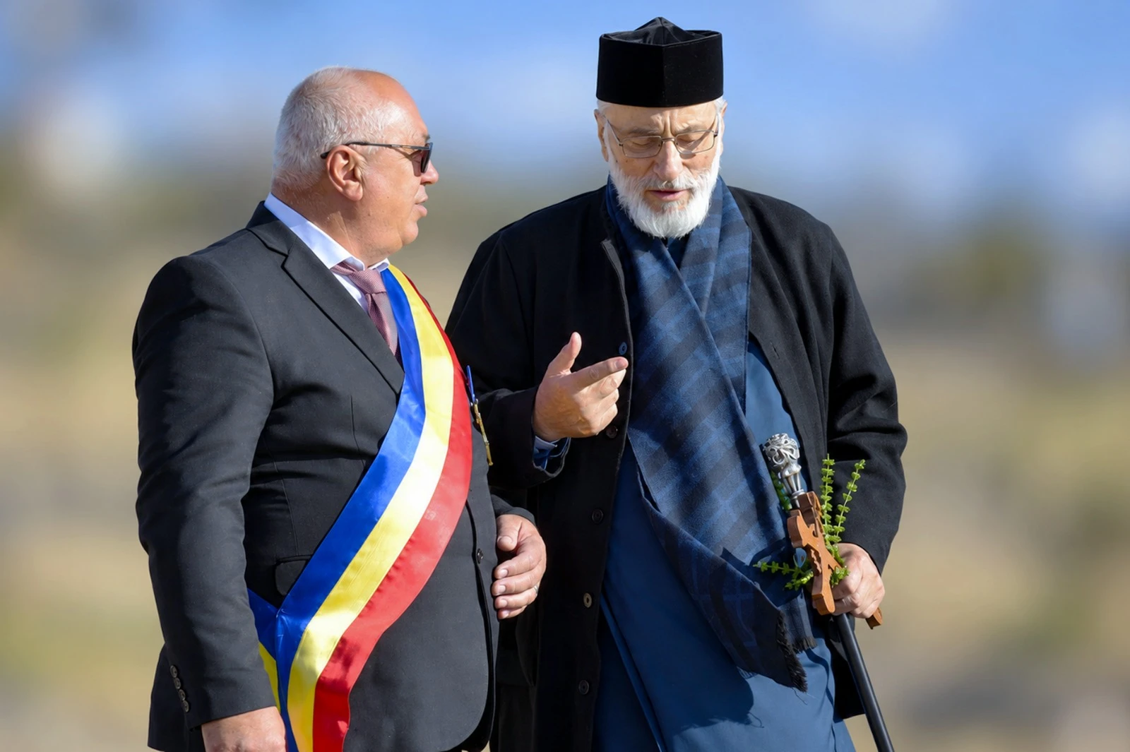 ÎNALTPREASFINȚITUL Calinic a sfințit DUBLUL simbol al lereștilor: CRUCEA-GIGANT de pe Dealul Ciuha și POARTA istorică au primit BINECUVÂNTAREA arhierească