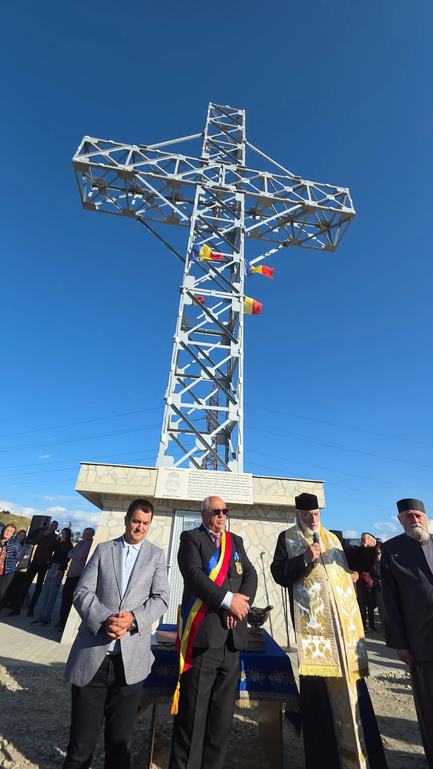 ÎNALTPREASFINȚITUL Calinic a sfințit DUBLUL simbol al lereștilor: CRUCEA-GIGANT de pe Dealul Ciuha și POARTA istorică au primit BINECUVÂNTAREA arhierească