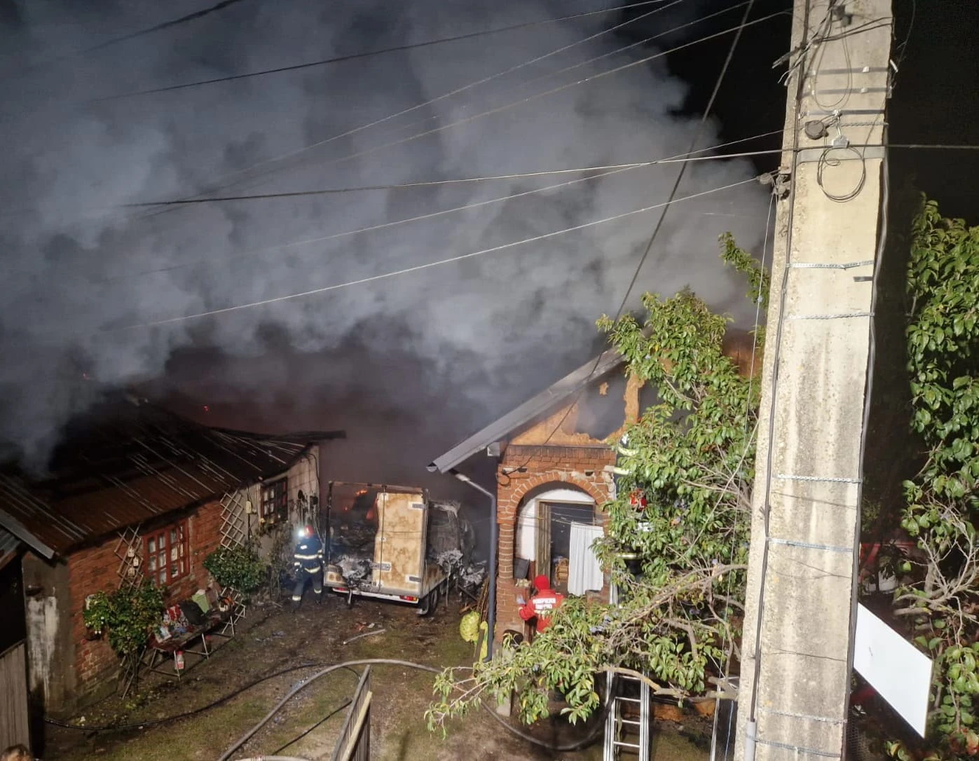 ALERTĂ! Incendiu VIOLENT în Albeștii de Argeș! Două locuințe și mai multe anexe, cuprinse de FLĂCĂRI! Un bărbat a ajuns la spital! VIDEO!