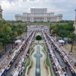 RECORD MONDIAL LA BUCUREȘTI: 20.000 DE OAMENI LA MASĂ! „Nu ne trebuie mereu mese rotunde. Uneori ne trebuie doar o masă suficient de lungă încât să încăpem cu toții”