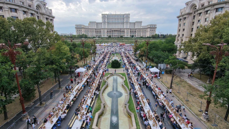 RECORD MONDIAL LA BUCUREȘTI: 20.000 DE OAMENI LA MASĂ! „Nu ne trebuie mereu mese rotunde. Uneori ne trebuie doar o masă suficient de lungă încât să încăpem cu toții”