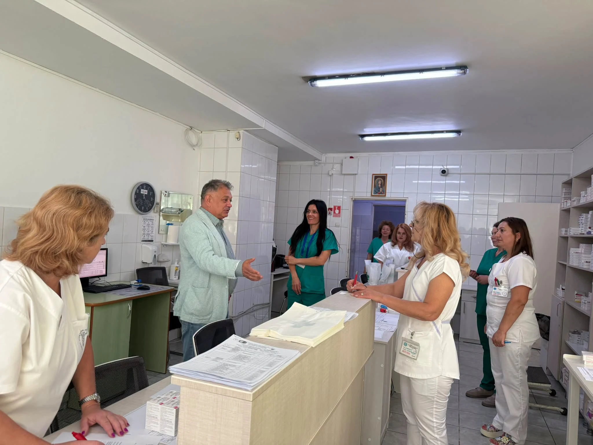 Munca nevăzută din spatele tratamentelor: FARMACIȘTII de la SJU Pitești, OAMENII pentru care fiecare detaliu contează! GALERIE FOTO! 