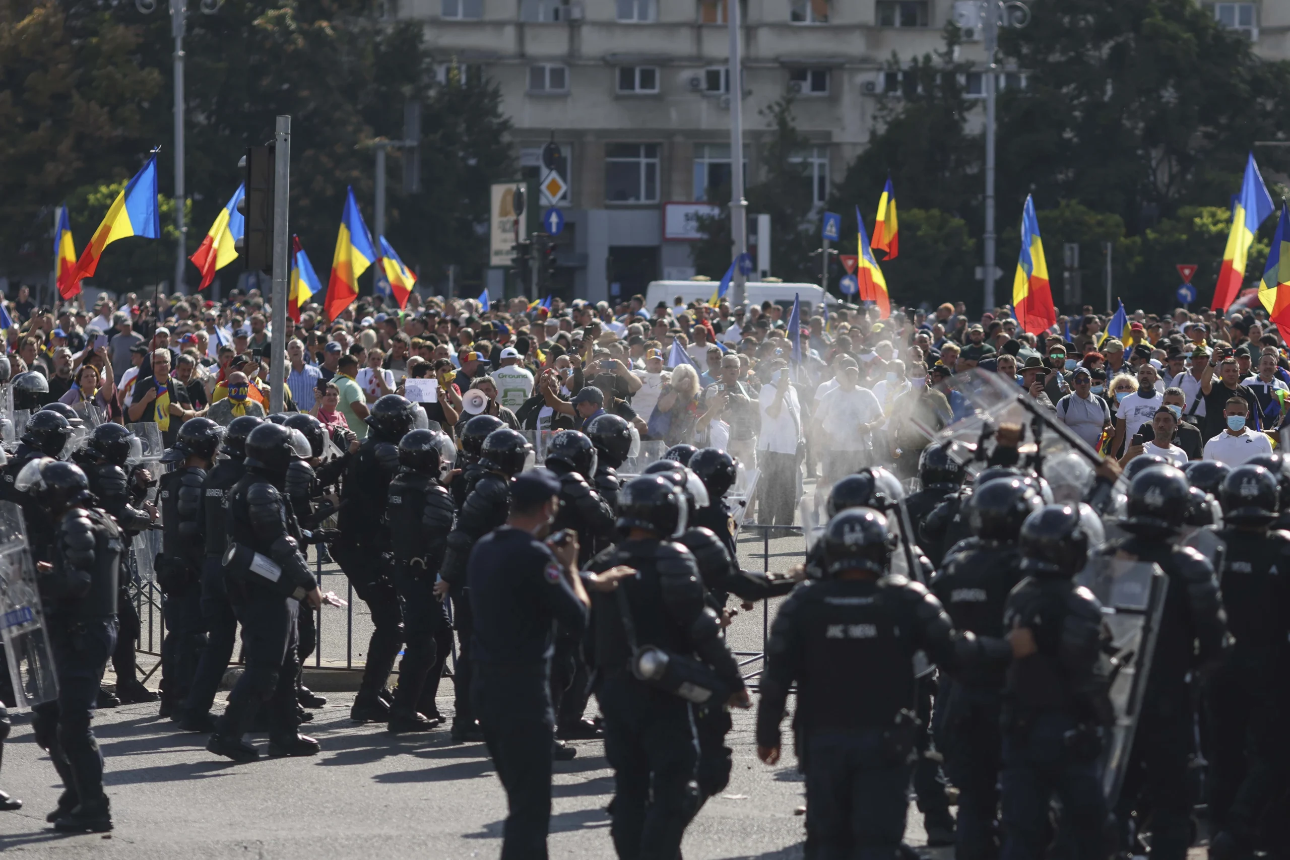 ALERTĂ! Protestul fermierilor din Piața Victoriei a degenerat: 47 de persoane duse la Poliție. Zece jandarmi au fost răniți!