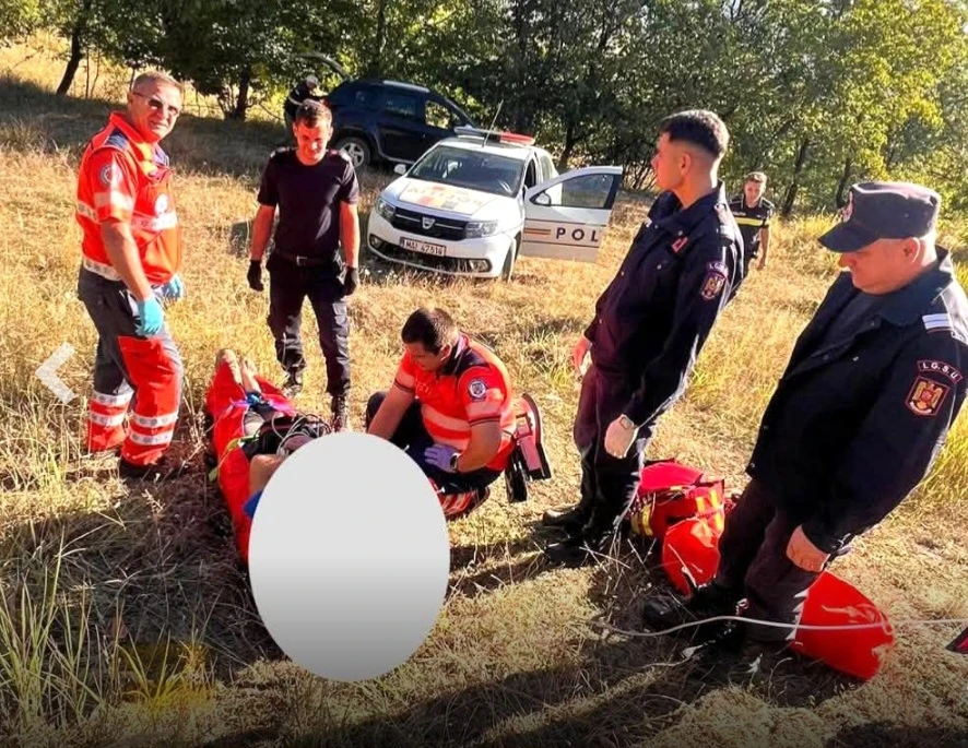 DRAMĂ într-o pădure: bărbat STRIVIT de un tractor, SALVAT după o cursă CONTRACRONOMETRU prin hățișuri, fără acces pentru ambulanță