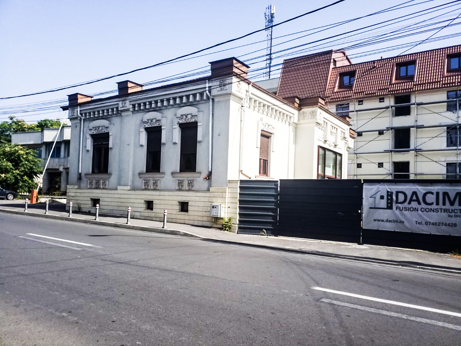 Pitești. Casă MONUMENT ISTORIC transformată în pub. În spate, RĂSARE un nou HOTEL!
