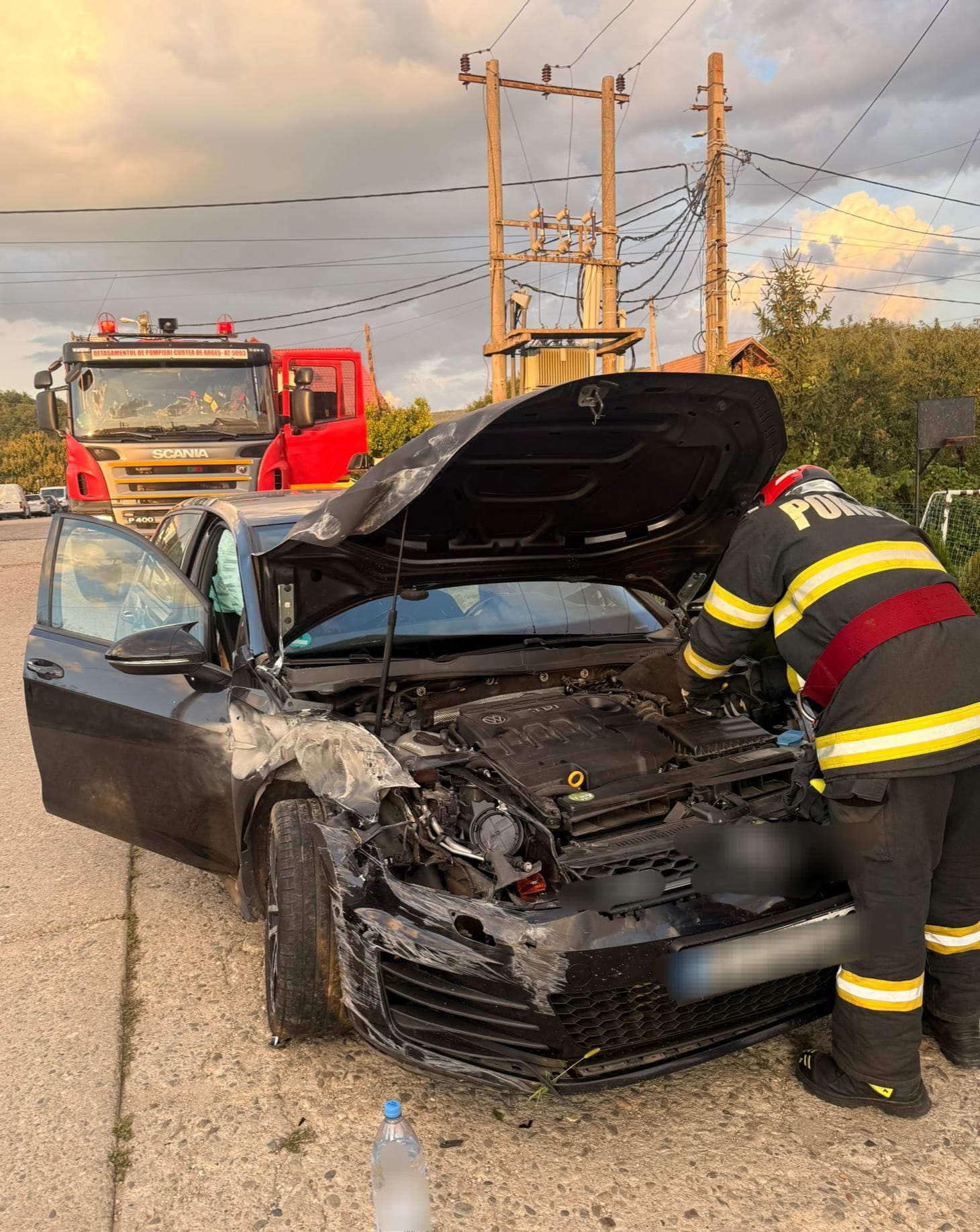 ACUM!!!Mașină ieșită de pe șosea! Pompierii din Curtea de Argeș, mobilizați de urgență