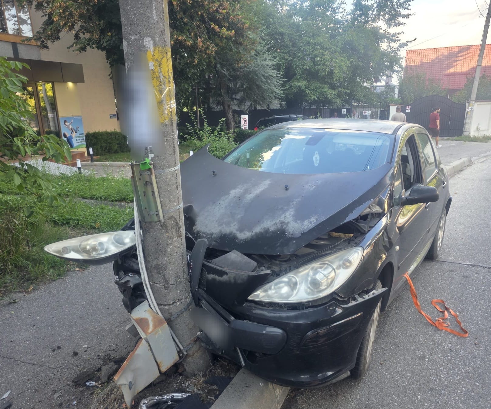 Șoc pe Aleea Spitalului! Mașină scăpată de sub control, izbită de un stâlp și un motoscuter