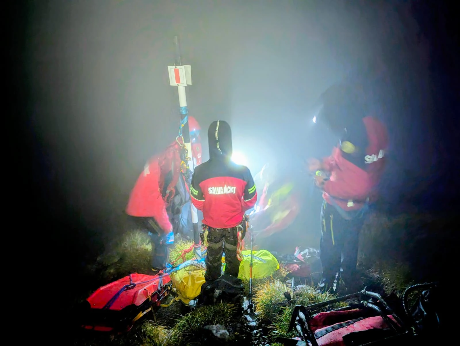 UPDATE!CE S-A ÎNTÂMPLAT CU TURISTUL CĂZUT ÎN GOL? Salvatorii au ajuns la el după o cădere de 160 de metri
