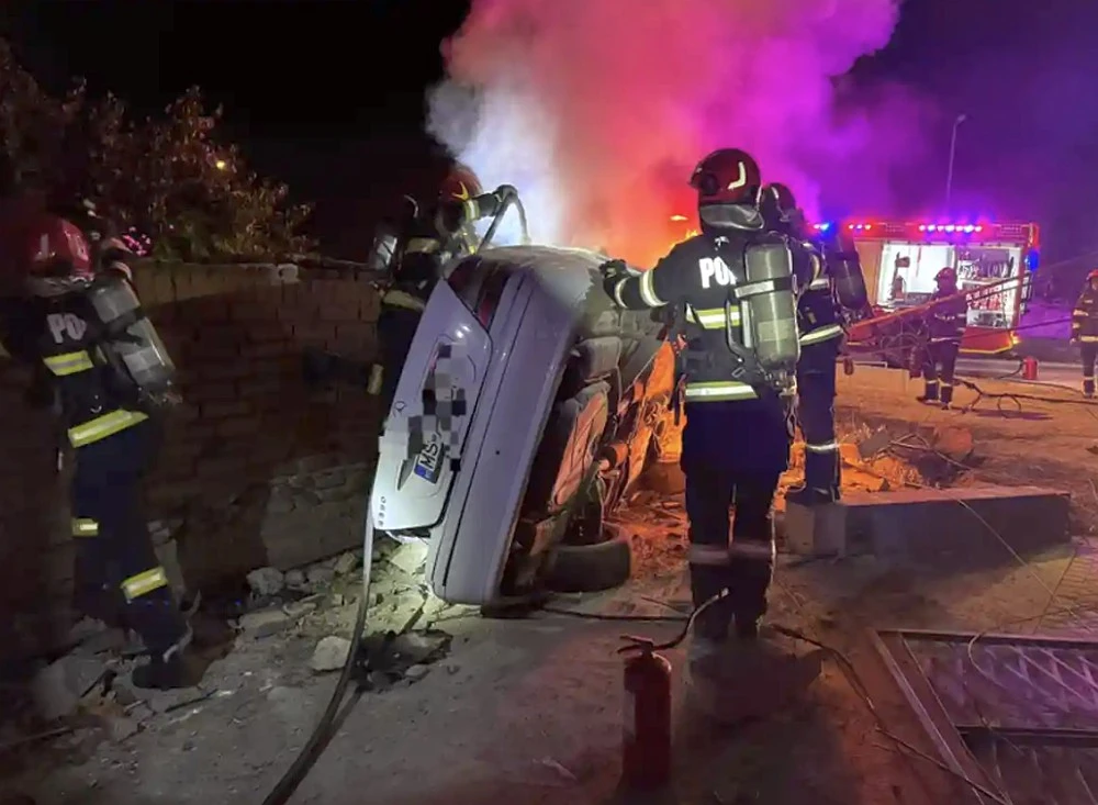 Mașină în FLĂCĂRI, înfiptă într-o LOCUINȚĂ! Ce au descoperit pompierii când au verificat autoturismul?