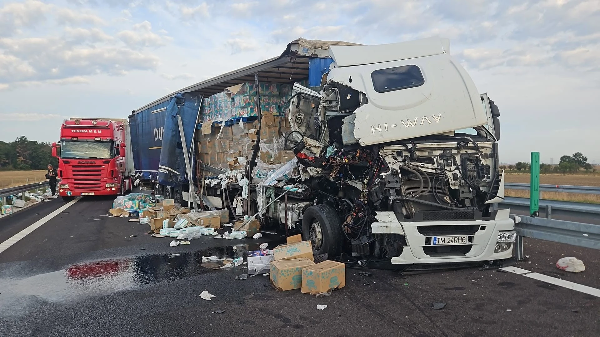 ACUM. Accident GRAV pe DEx 12, în Argeș. Două TIR-uri făcute praf, marfă împrăștiată! TRAFICUL este BLOCAT! VIDEO!