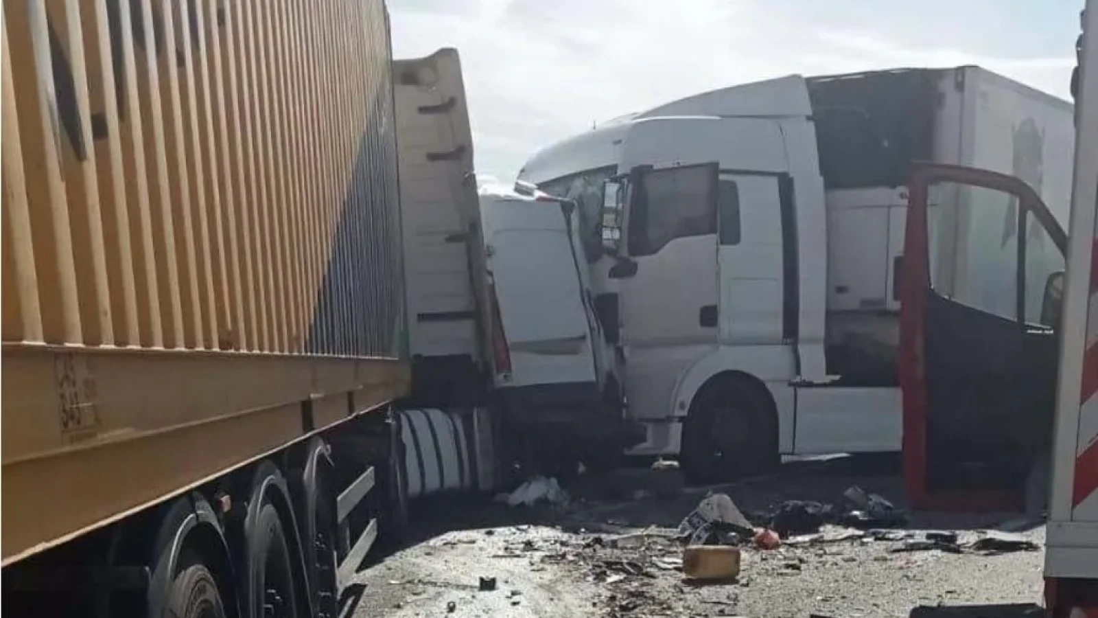 ACUM. MICROBUZ ZDROBIT între două TIR-uri! Femei MOARTE pe loc! Trafic BLOCAT! 