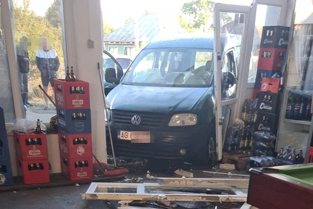​INCREDIBIL! S-a oprit cu MAȘINA în magazin: un ȘOFER din Argeș urcat la volan sub INFLUENȚA alcoolului și cu PERMISUL luat a provocat un ACCIDENT neobișnuit