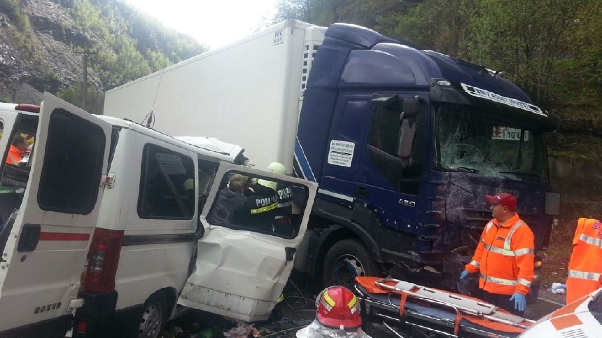 ACCIDENT ÎNFIORĂTOR! Trei mașini s-au făcut PRAF, traficul e complet PARALIZAT! Clipe de coșmar!
