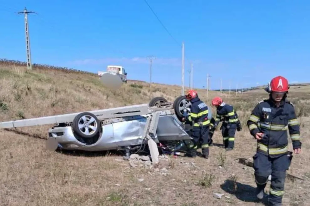 ACCIDENT ÎNFIORĂTOR! O mamă și cei doi copii GRAV RĂNIȚI! Mașină răsturnată și lovită de un stâlp!