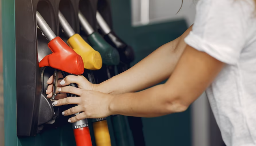 Lovitură pentru toți ȘOFERII din România! Cât a ajuns să coste un litru de MOTORINĂ! E prăpăd la pompă!