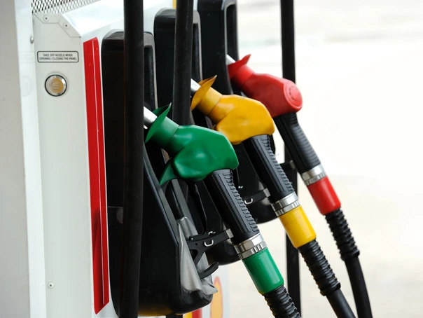 ȘOC LA POMPĂ! ALIMENTAREA DEVINE LUX! Benzina se apropie de 10 lei, iar motorina poate să sară de 11 lei