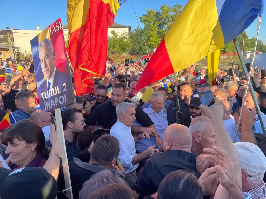 „Turul 2 anapoi” s-a mutat la VASLUI! Cum a fost întâmpinat CĂLIN GEORGESCU de sute de susținători?
