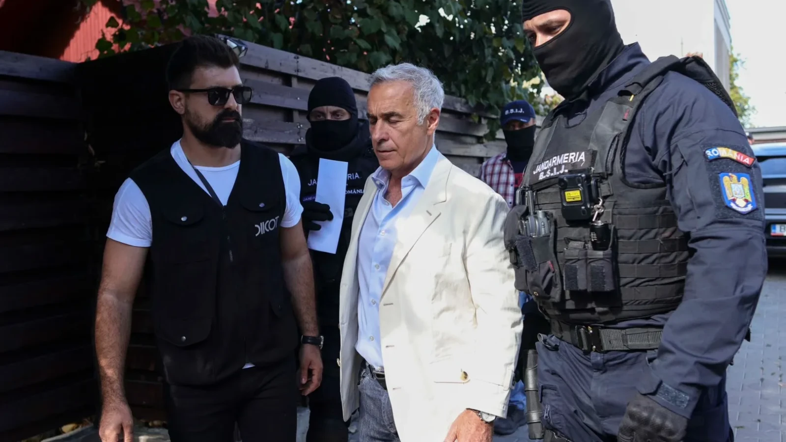 ULTIMA ORĂ! Călin Georgescu, dus la DIICOT după aproape 9 ore de PERCHEZIȚII la Mogoșoaia. Fostul candidat urmează să fie audiat!