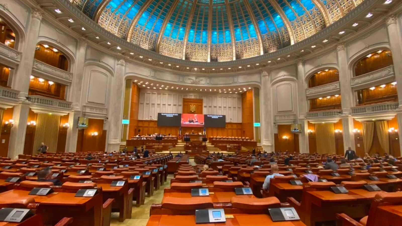 Vești bune pentru toți românii! Iei 100.000 de euro la pensie cu 10 lei pe zi. S-a votat legea acum!