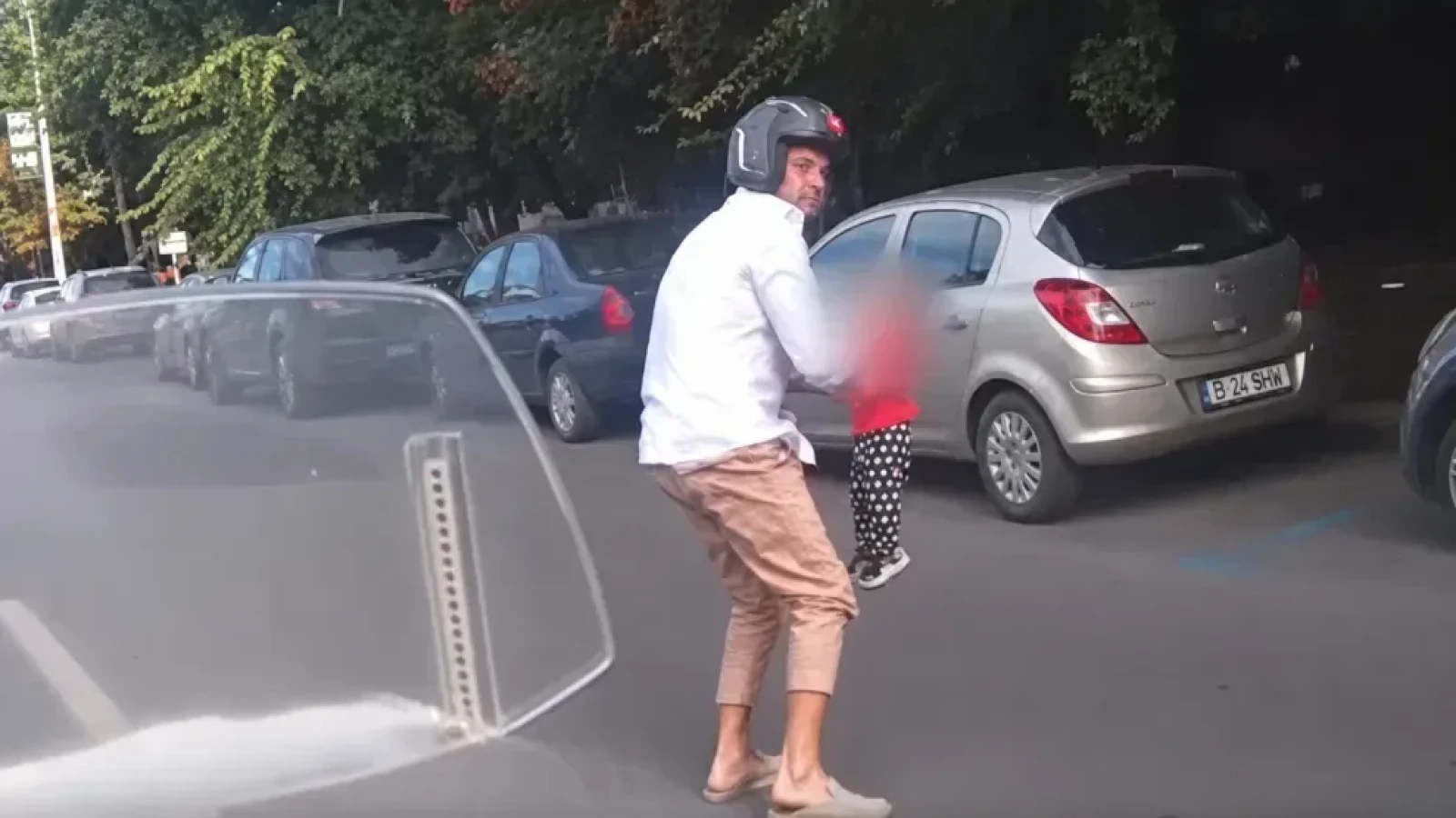INCREDIBIL! Fetiță de nici doi ani, găsită singură în mijlocul traficului! Un scuterist a salvat-o în ultima clipă!